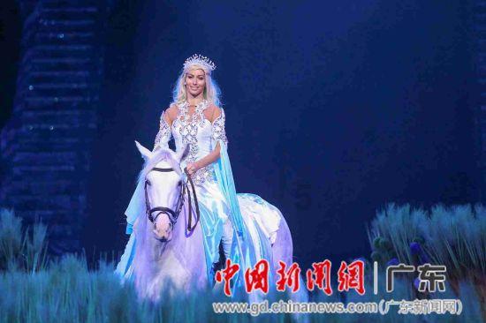 把奖状贴成“对联”的孩子,一定有个愉快的春节