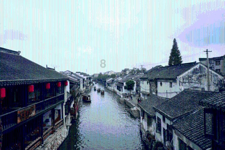 爸爸抱娃走路险摔倒 还好及时把娃撤回!“啥事没有还冲我乐”
